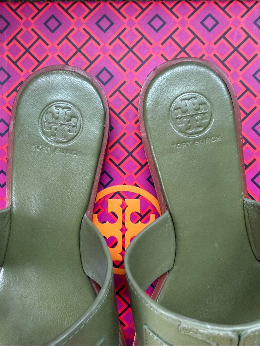 Tory Burch Olive Green Leather Logo Thong Sandals - Picture 4 of 8